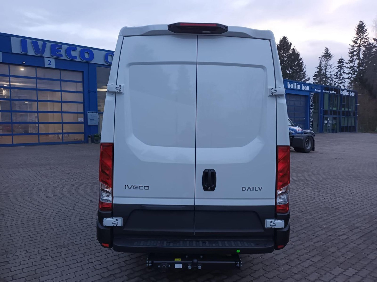 Iveco Daily 35S18HA8V 4100 KLIMA*AHK*RÜCKFAHRKAMERA... - Цельнометаллический фургон: фото 3 Iveco Daily 35S18HA8V 4100 KLIMA*AHK*RÜCKFAHRKAMERA... - Цельнометаллический фургон: фото 3