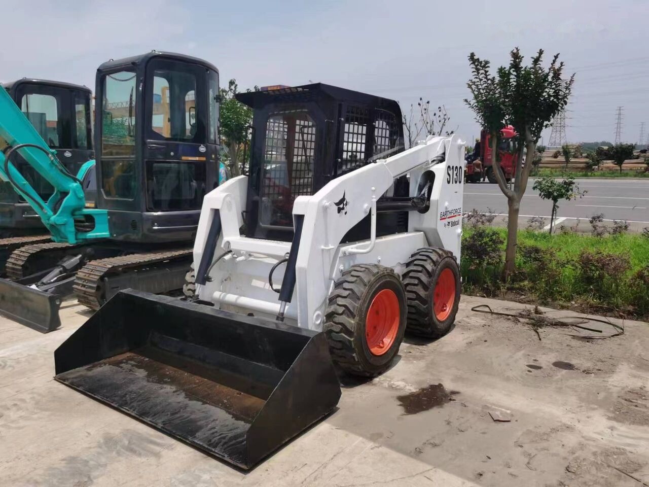 Bobcat S130 - Мини-погрузчик с бортовым поворотом: фото 5 Bobcat S130 - Мини-погрузчик с бортовым поворотом: фото 5