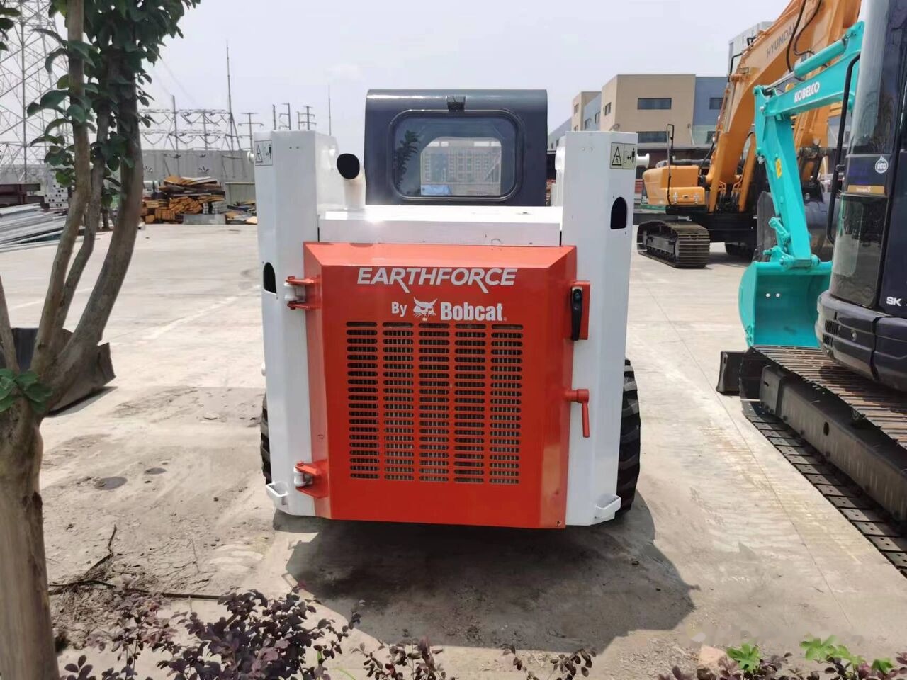 Bobcat S130 - Мини-погрузчик с бортовым поворотом: фото 3 Bobcat S130 - Мини-погрузчик с бортовым поворотом: фото 3