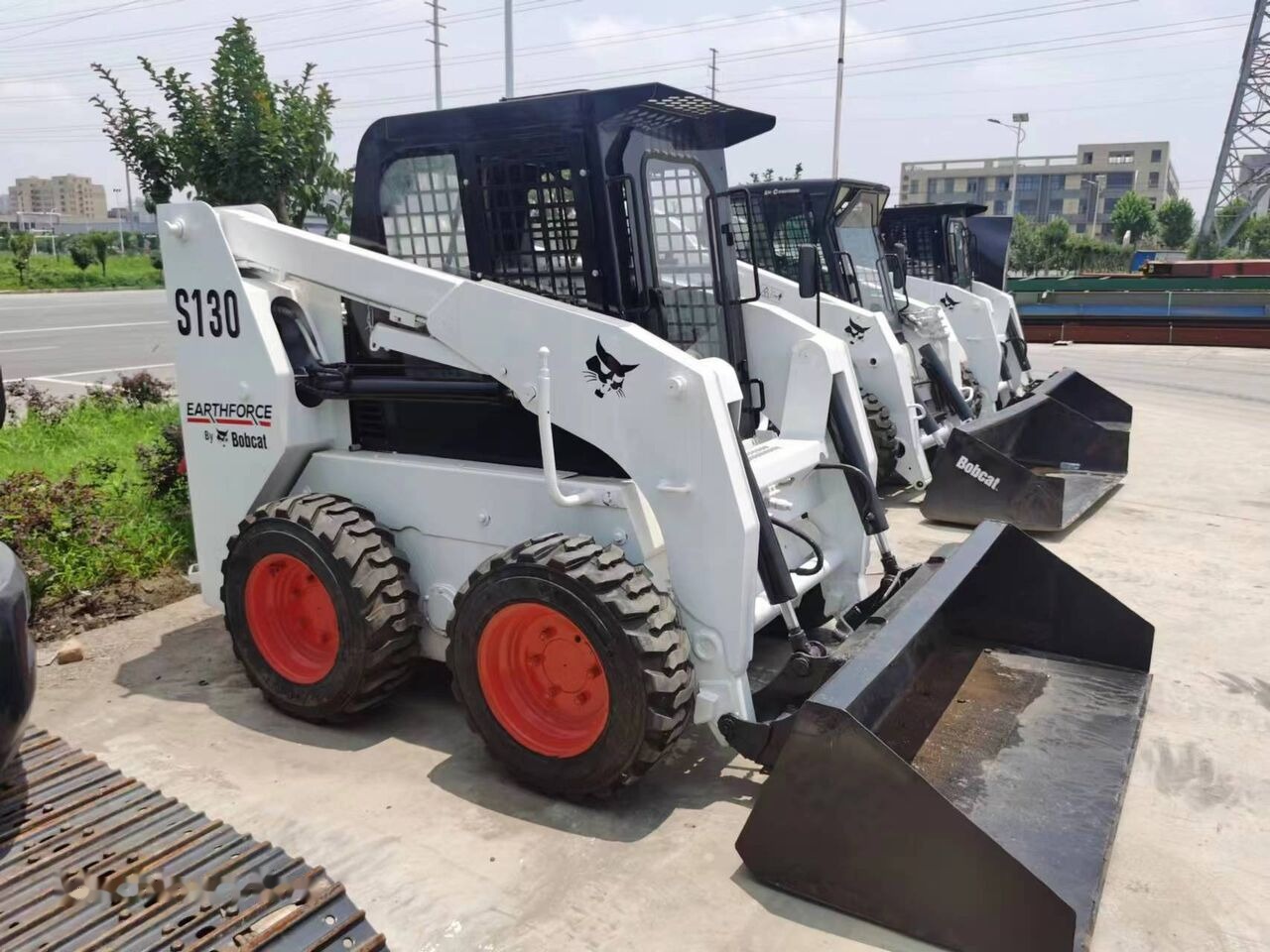 Bobcat S130 - Мини-погрузчик с бортовым поворотом: фото 4 Bobcat S130 - Мини-погрузчик с бортовым поворотом: фото 4