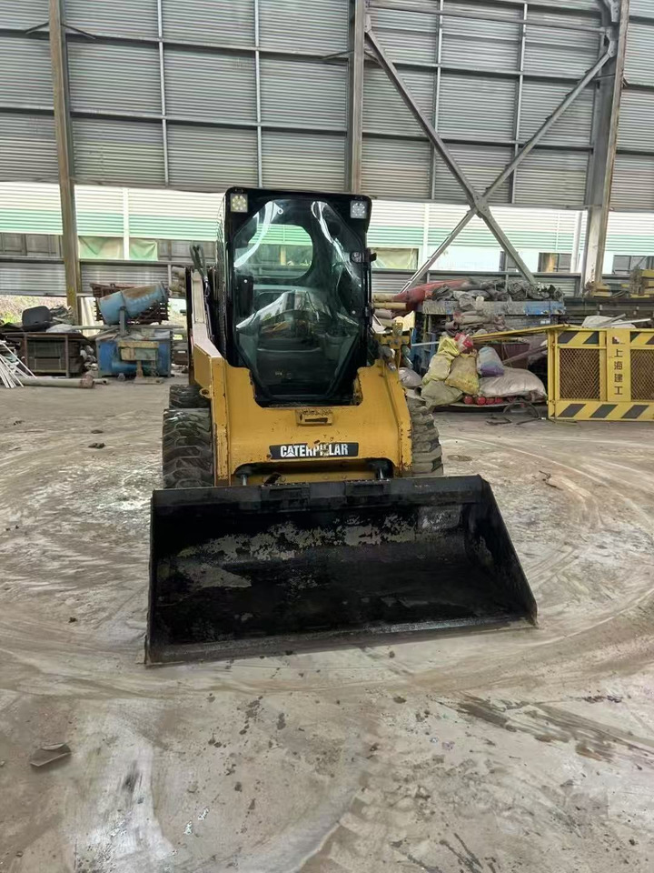 Caterpillar 246C - Мини-погрузчик с бортовым поворотом: фото 4 Caterpillar 246C - Мини-погрузчик с бортовым поворотом: фото 4