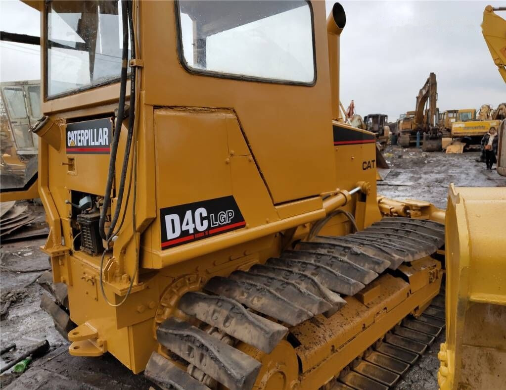 Caterpillar D4C - Бульдозер: фото 1 Caterpillar D4C - Бульдозер: фото 1
