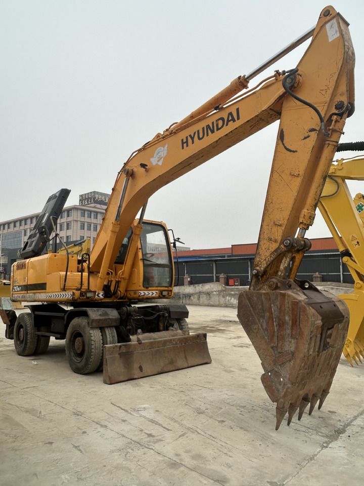 HYUNDAI R210W - Колёсный экскаватор: фото 1 HYUNDAI R210W - Колёсный экскаватор: фото 1