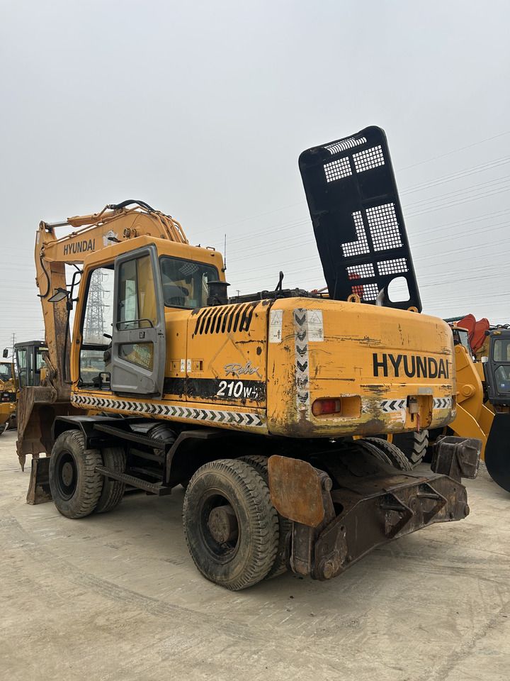 HYUNDAI R210W - Колёсный экскаватор: фото 3 HYUNDAI R210W - Колёсный экскаватор: фото 3