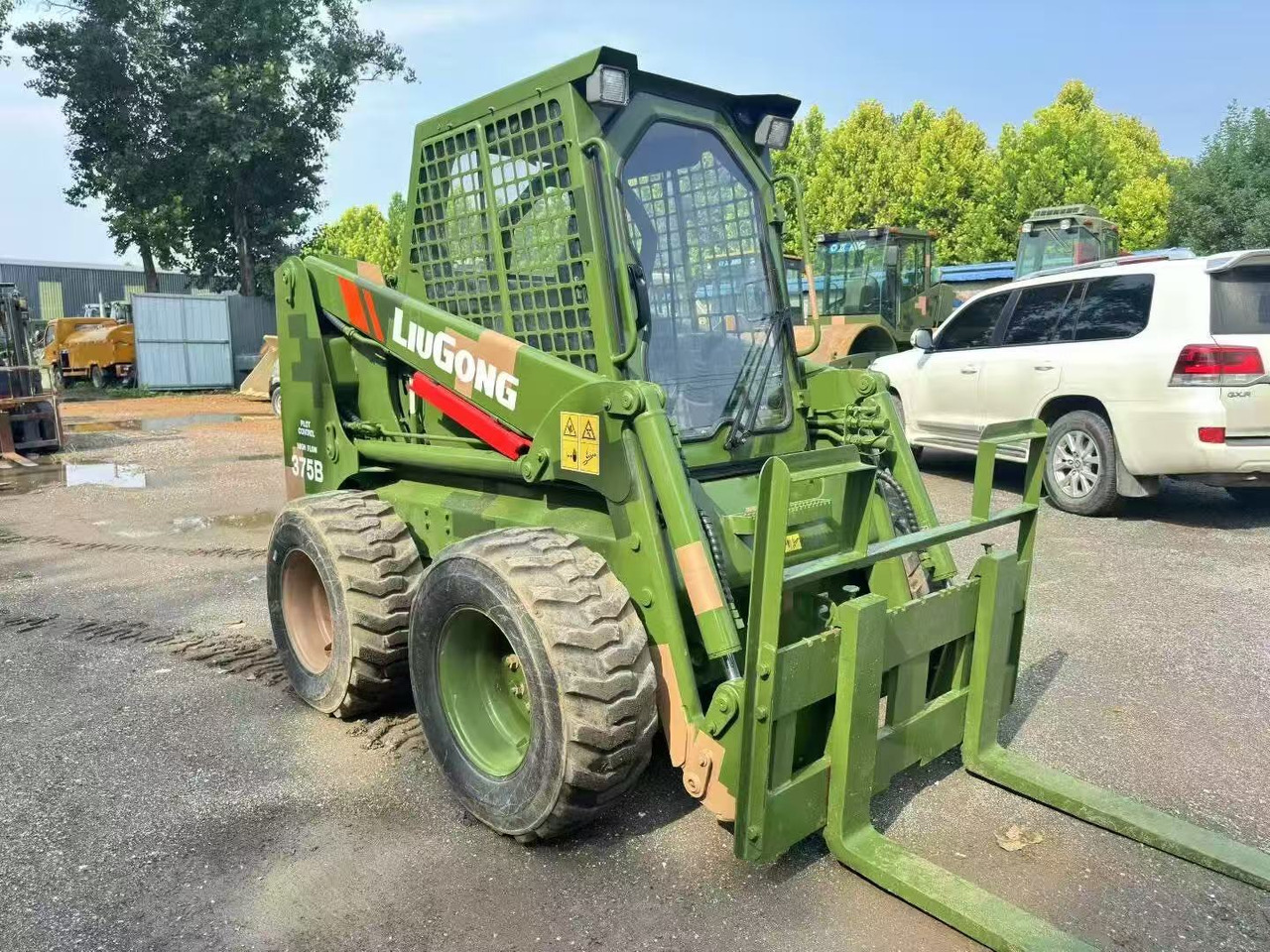 LIUGONG 375B - Мини-погрузчик с бортовым поворотом: фото 1 LIUGONG 375B - Мини-погрузчик с бортовым поворотом: фото 1