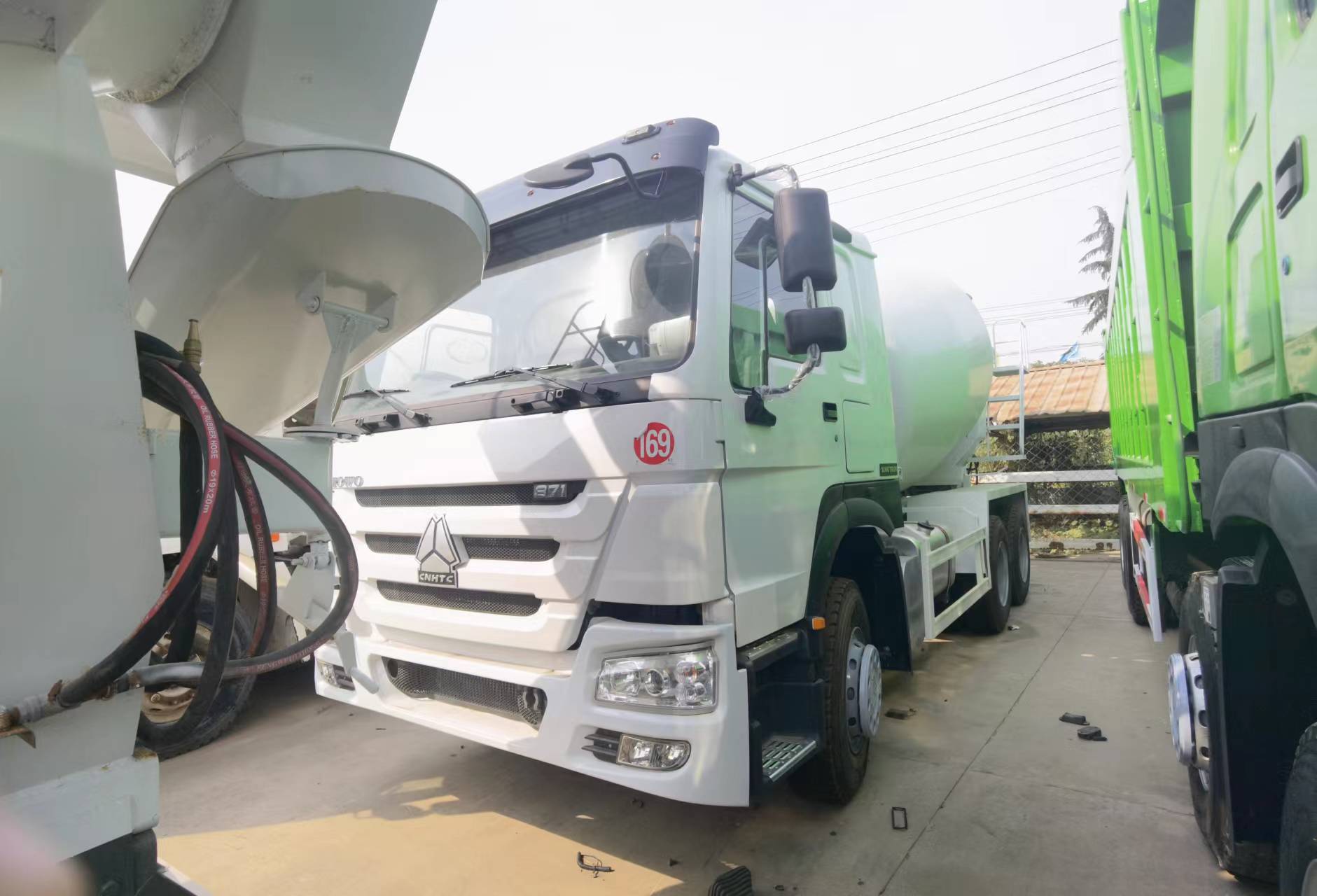 Sinotruk HOWO 371 6*4 Concrete mixer truck - Автобетоносмеситель: фото 2 Sinotruk HOWO 371 6*4 Concrete mixer truck - Автобетоносмеситель: фото 2