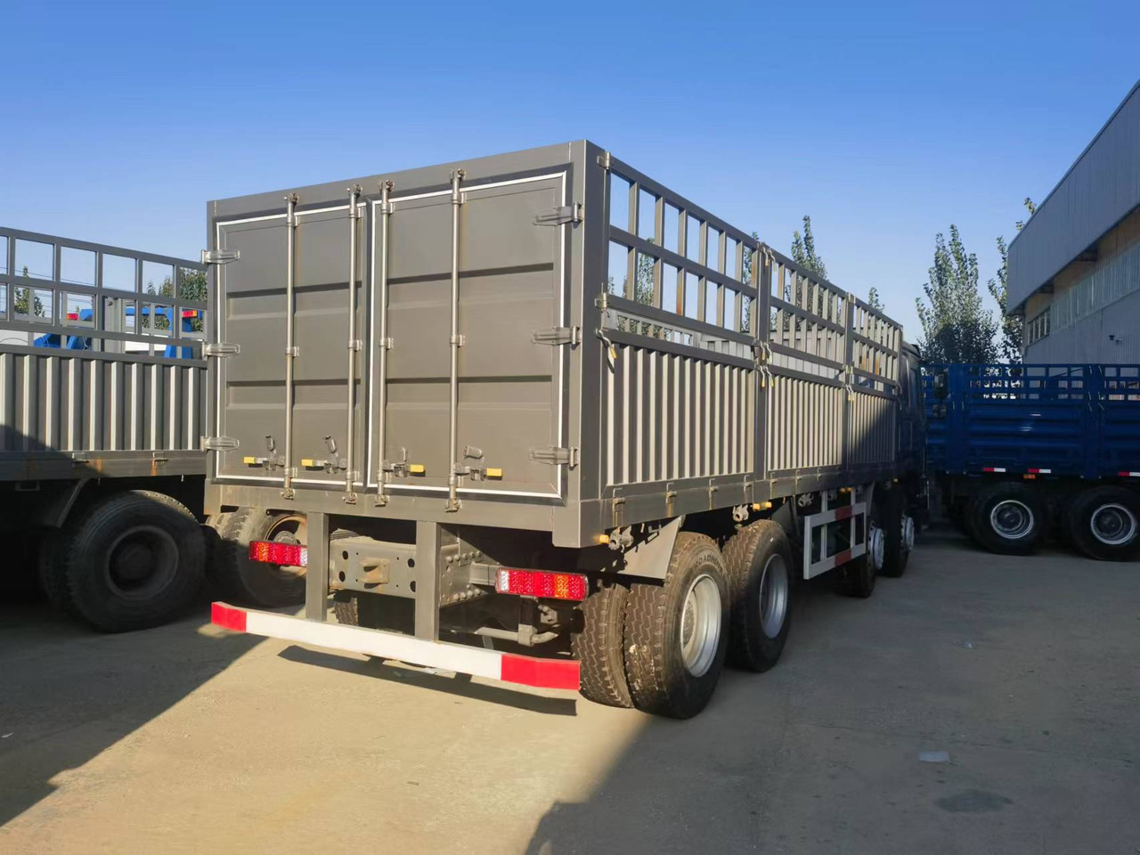 Sinotruk HOWO 371 8*4 Fence truck - Грузовик бортовой/ Платформа: фото 2 Sinotruk HOWO 371 8*4 Fence truck - Грузовик бортовой/ Платформа: фото 2