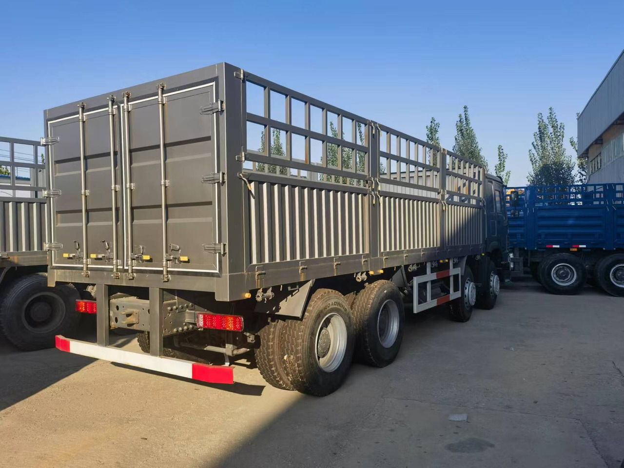 Sinotruk HOWO 371 8*4 Fence truck - Грузовик бортовой/ Платформа: фото 4 Sinotruk HOWO 371 8*4 Fence truck - Грузовик бортовой/ Платформа: фото 4