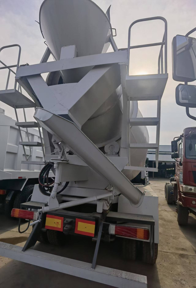 Sinotruk HOWO 371 Concrete mixer truck - Автобетоносмеситель: фото 4 Sinotruk HOWO 371 Concrete mixer truck - Автобетоносмеситель: фото 4