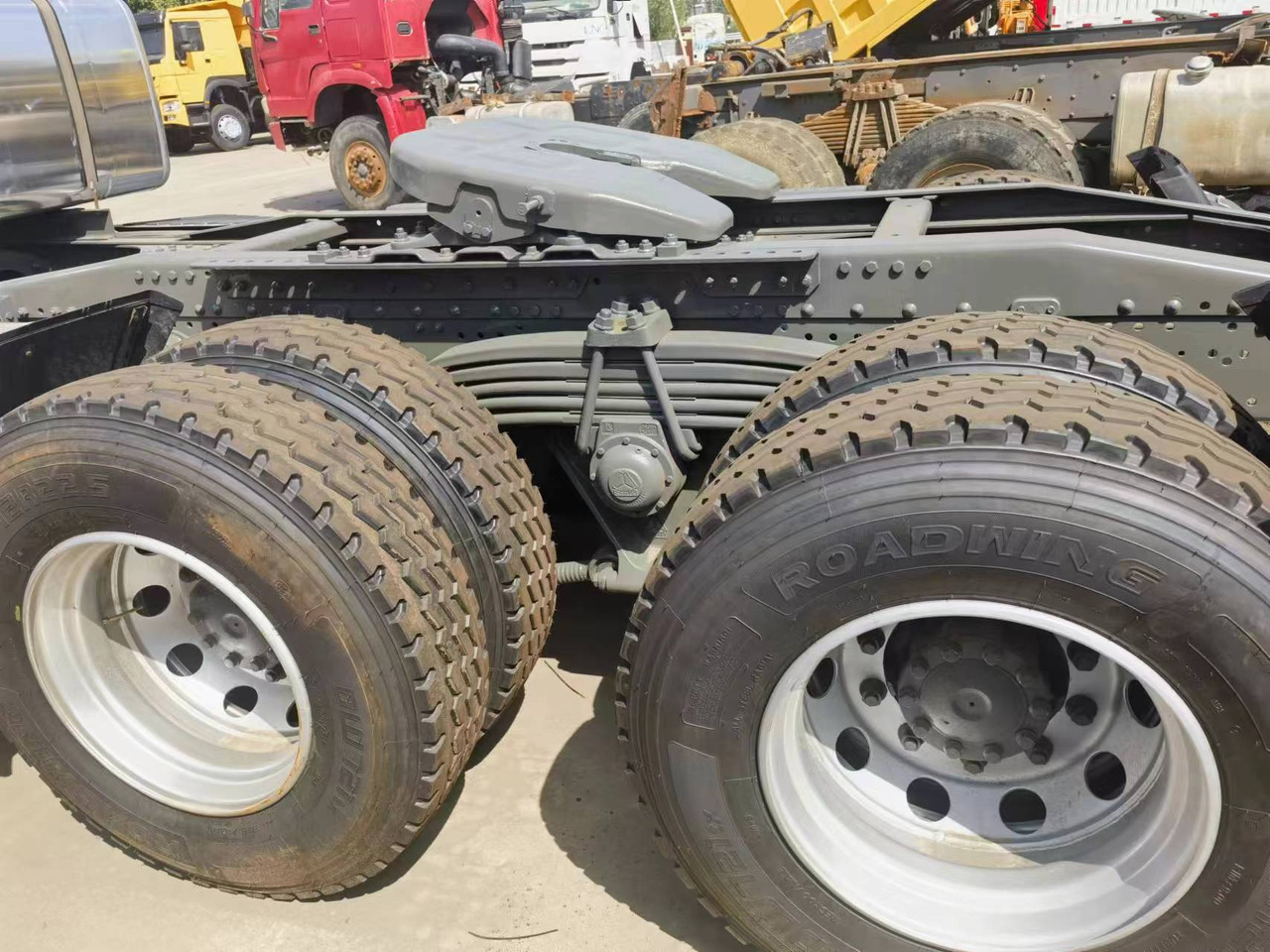 Sinotruk HOWO 375 tractor - Мини-самосвал: фото 3 Sinotruk HOWO 375 tractor - Мини-самосвал: фото 3