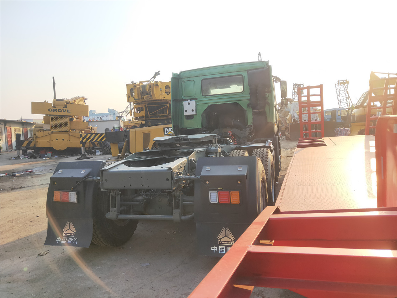 Sinotruk HOWO 420 tractor - Мини-самосвал: фото 3 Sinotruk HOWO 420 tractor - Мини-самосвал: фото 3
