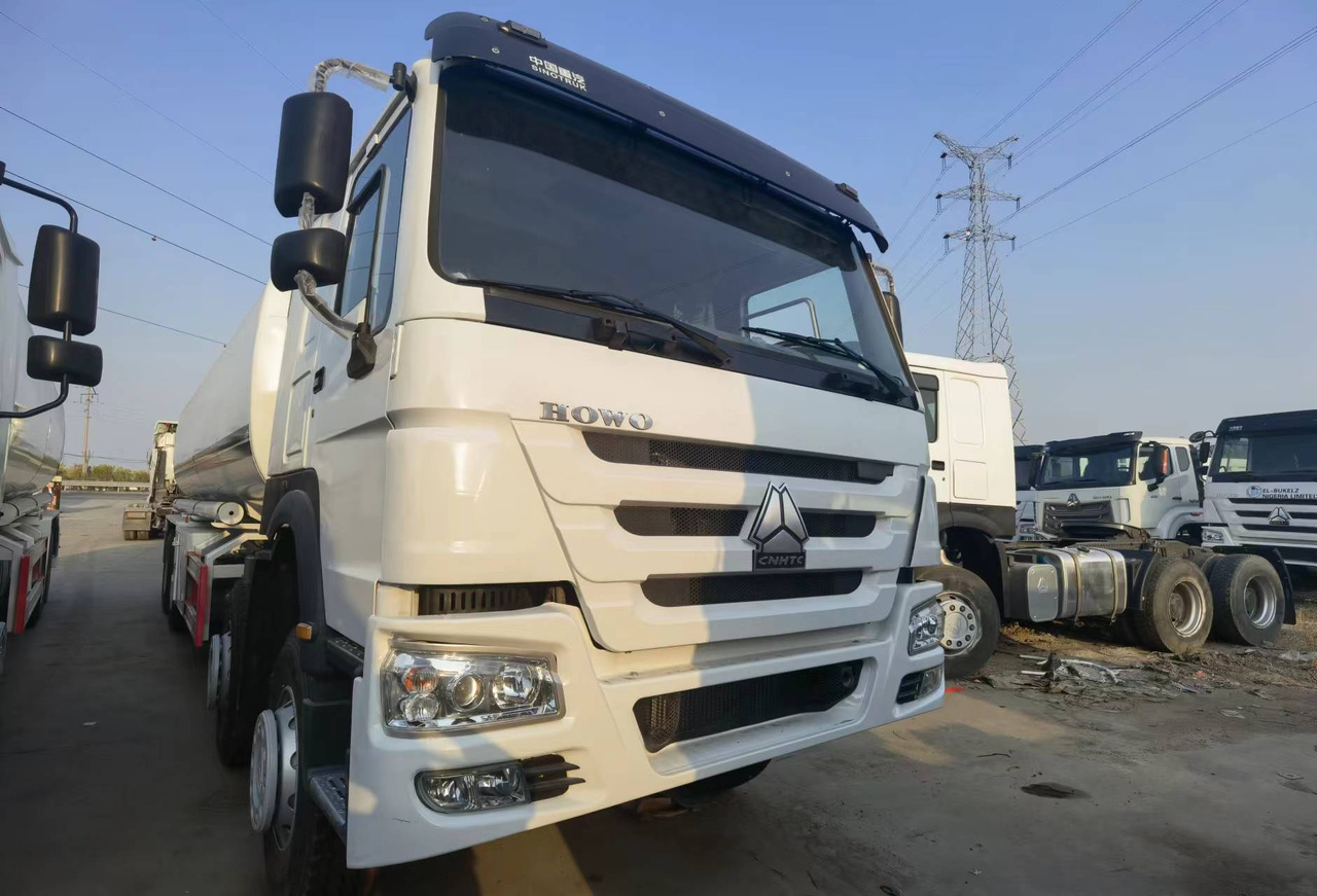 Грузовик-цистерна Sinotruk HOWO 8*4 Tank truck: фото 7