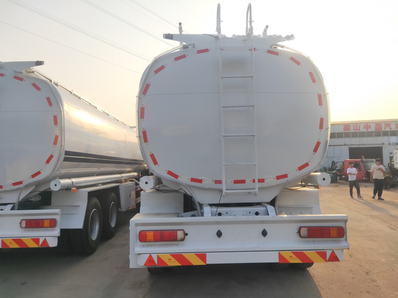 Грузовик-цистерна Sinotruk HOWO 8*4 Tank truck: фото 7