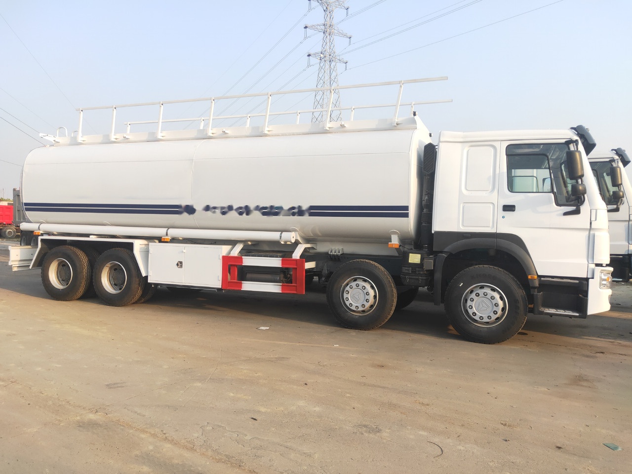 Грузовик-цистерна Sinotruk HOWO 8*4 Tank truck: фото 12