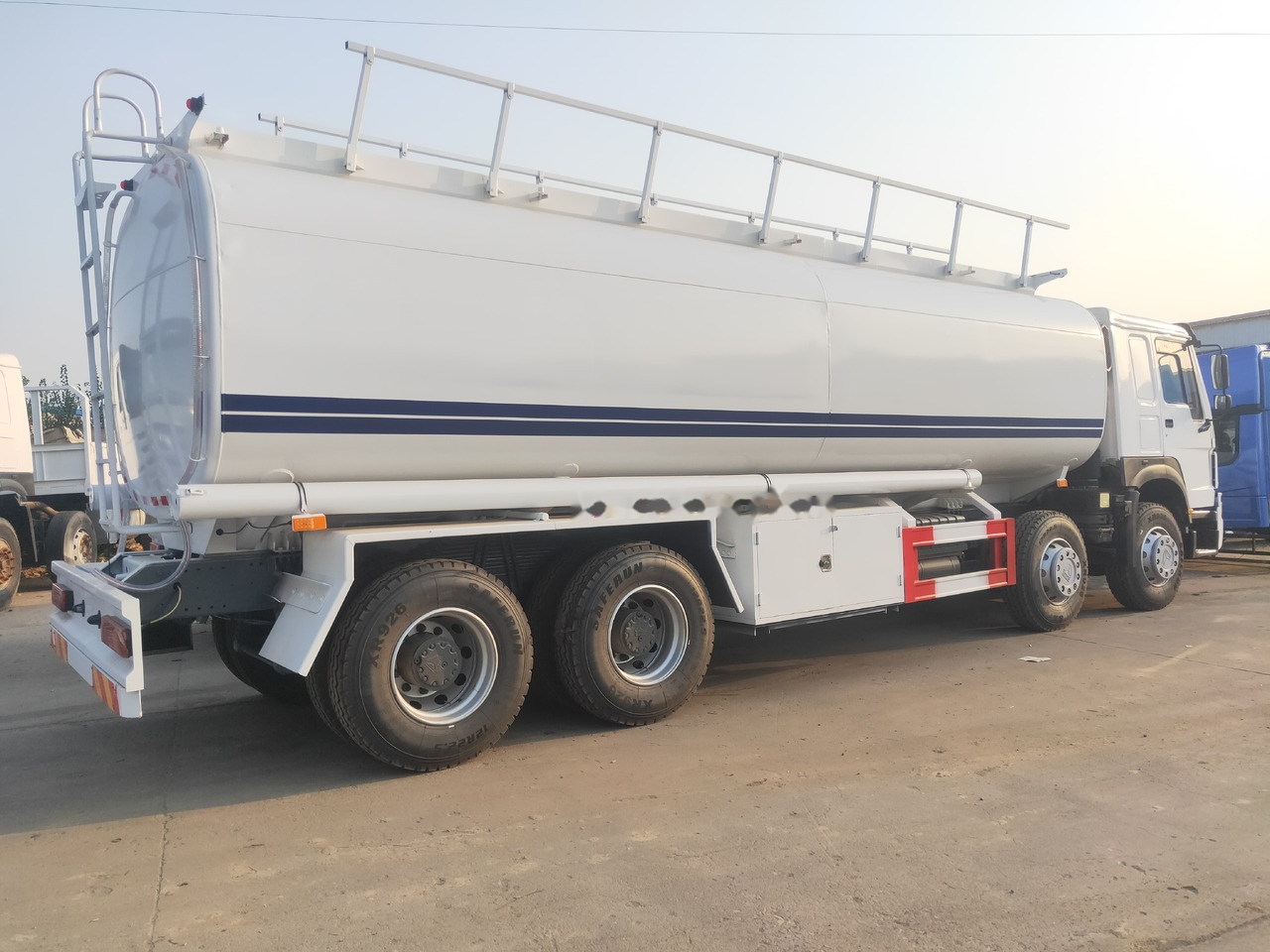 Грузовик-цистерна Sinotruk HOWO 8*4 Tank truck: фото 6