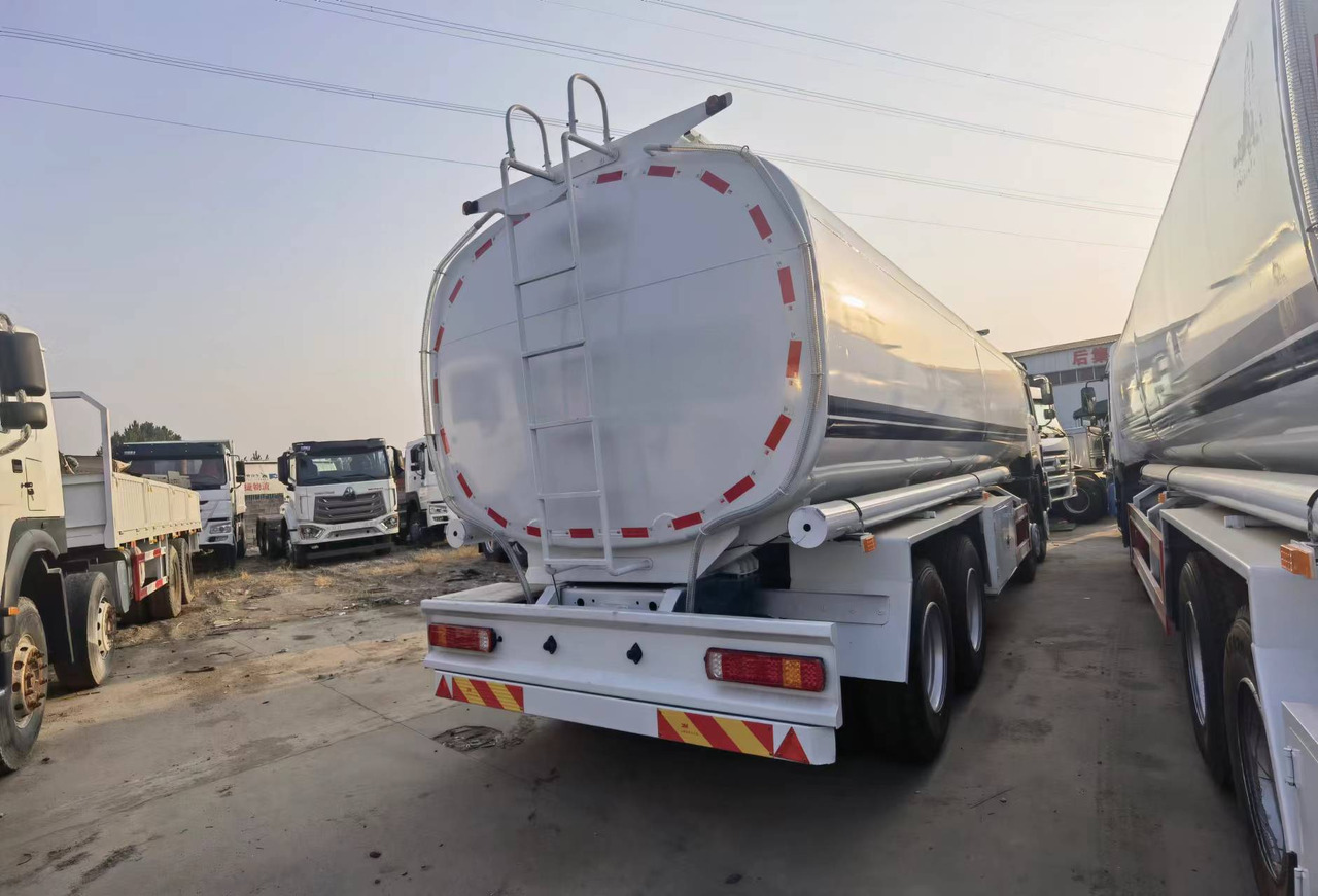 Грузовик-цистерна Sinotruk HOWO 8*4 Tank truck: фото 9