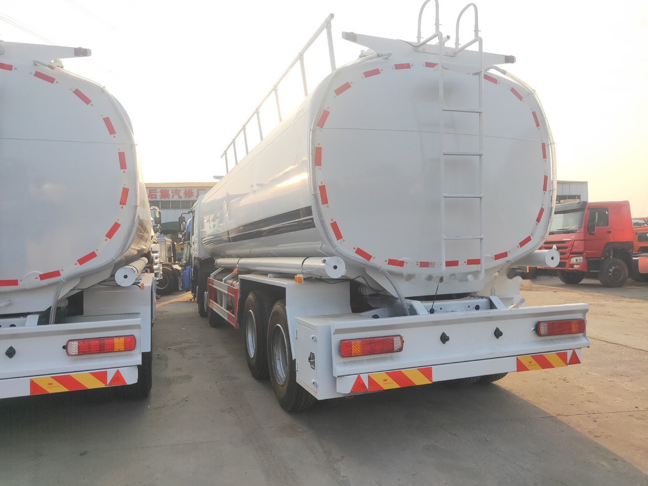 Грузовик-цистерна Sinotruk HOWO 8*4 Tank truck: фото 8