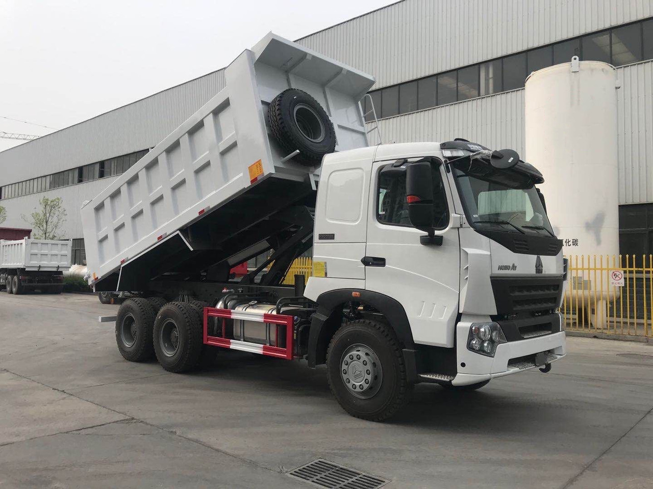 Sinotruk HOWO A7 - Мини-самосвал: фото 1 Sinotruk HOWO A7 - Мини-самосвал: фото 1