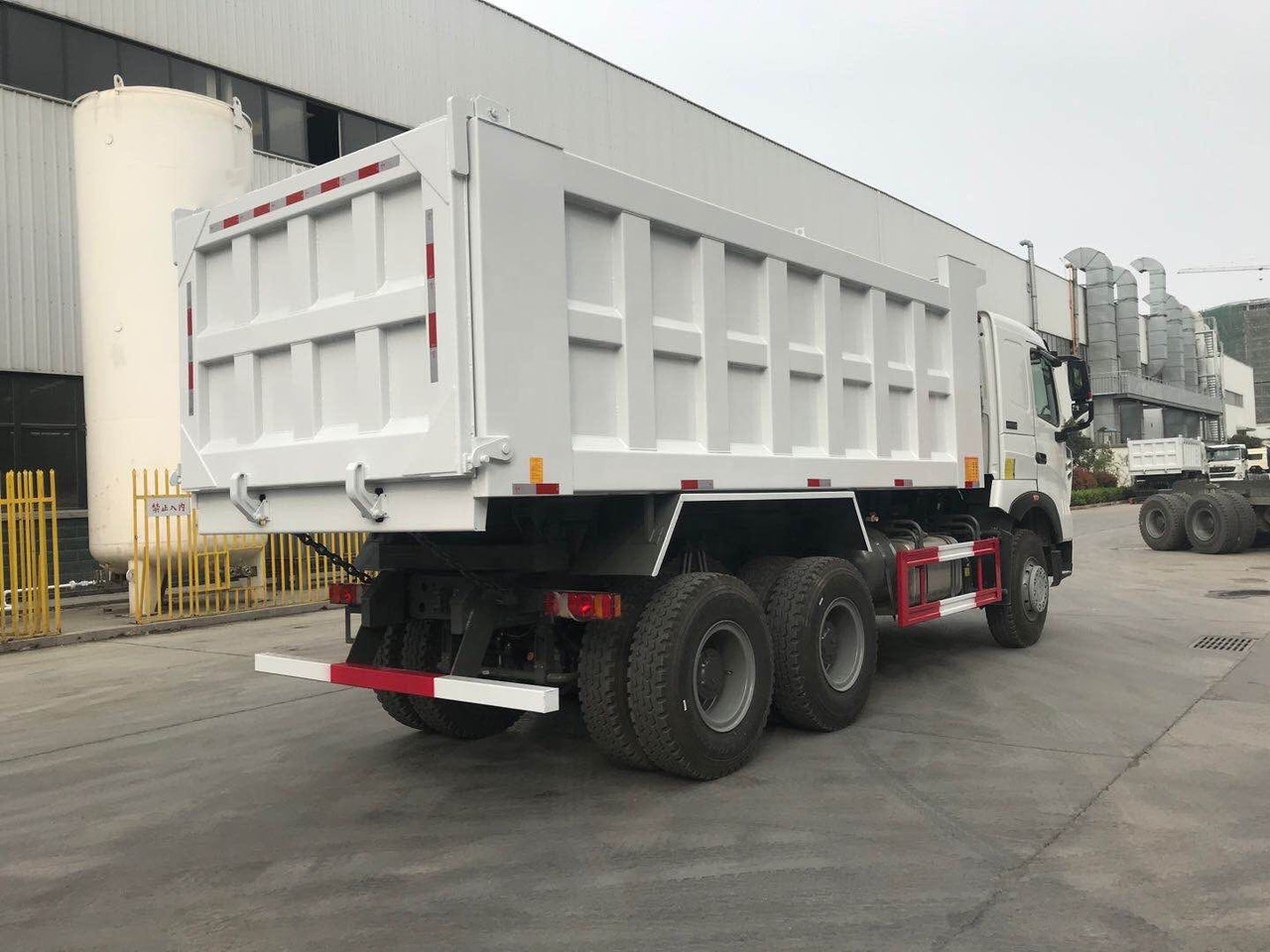 Sinotruk HOWO A7 - Мини-самосвал: фото 5 Sinotruk HOWO A7 - Мини-самосвал: фото 5