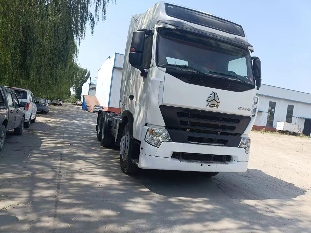 Sinotruk HOWO A7 tractor - Мини-самосвал: фото 3 Sinotruk HOWO A7 tractor - Мини-самосвал: фото 3