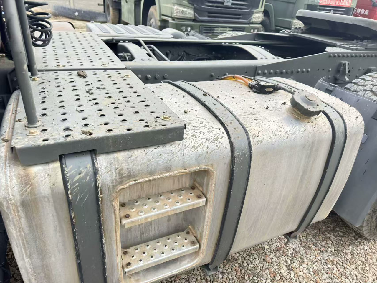 Sinotruk HOWO A7 - Тягач: фото 2 Sinotruk HOWO A7 - Тягач: фото 2