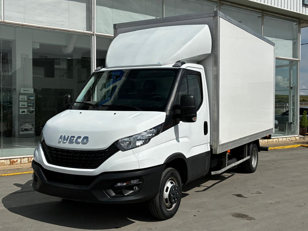 Caja cerrada IVECO 35C16 3.0 20m3 - Фургон с закрытым кузовом: фото 1 Caja cerrada IVECO 35C16 3.0 20m3 - Фургон с закрытым кузовом: фото 1