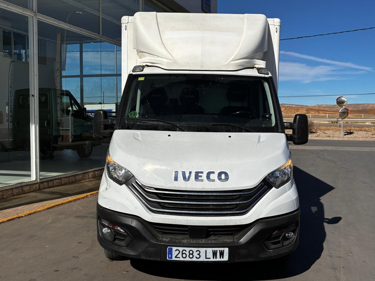 Caja cerrada con plataforma elevadora IVECO 35C14 20m3 con puerta lateral - Фургон с закрытым кузовом: фото 2 Caja cerrada con plataforma elevadora IVECO 35C14 20m3 con puerta lateral - Фургон с закрытым кузовом: фото 2