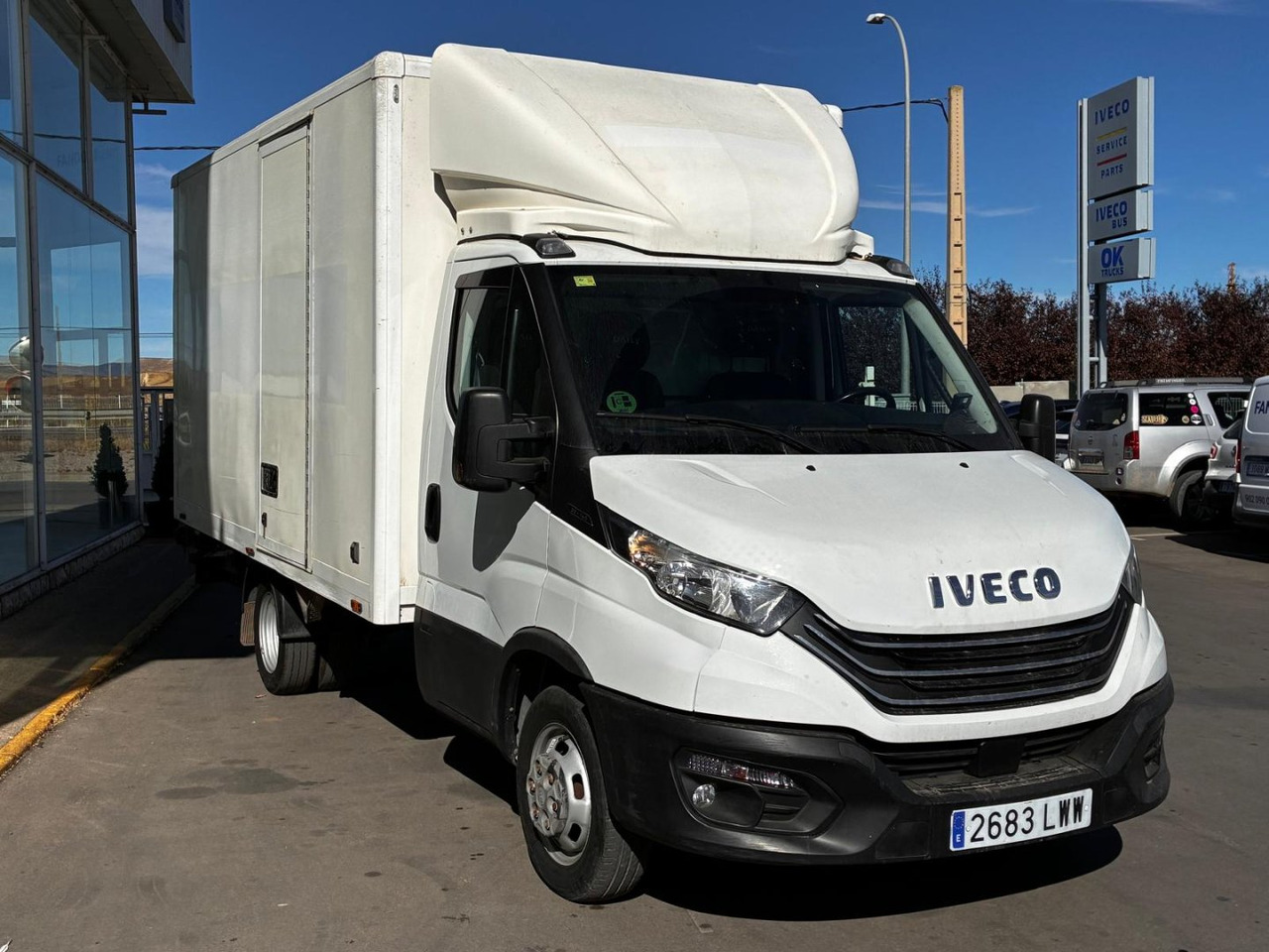 Caja cerrada con plataforma elevadora IVECO 35C14 20m3 con puerta lateral - Фургон с закрытым кузовом: фото 3 Caja cerrada con plataforma elevadora IVECO 35C14 20m3 con puerta lateral - Фургон с закрытым кузовом: фото 3