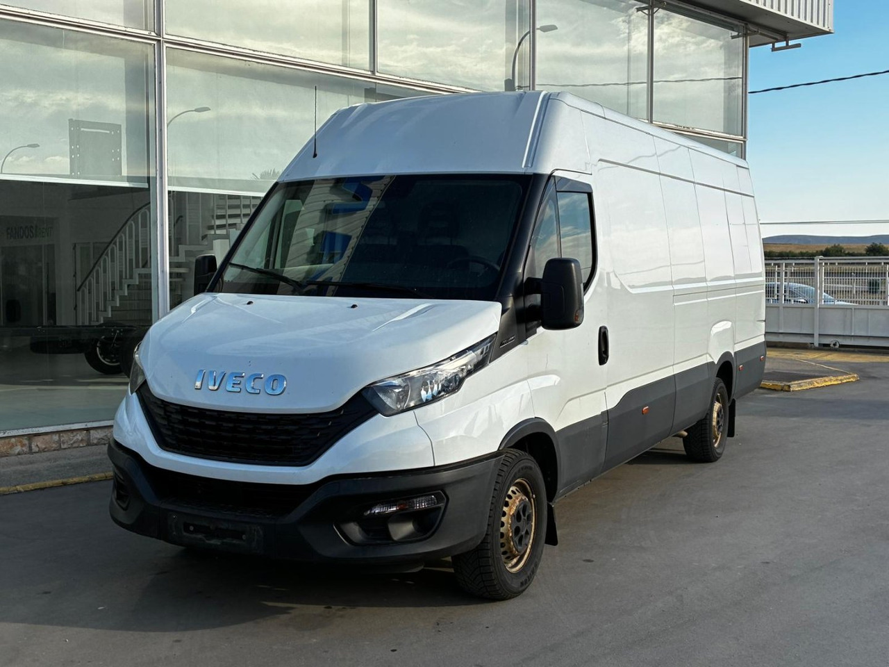 Furgón IVECO 35S14 V 16m3 - Цельнометаллический фургон: фото 1 Furgón IVECO 35S14 V 16m3 - Цельнометаллический фургон: фото 1