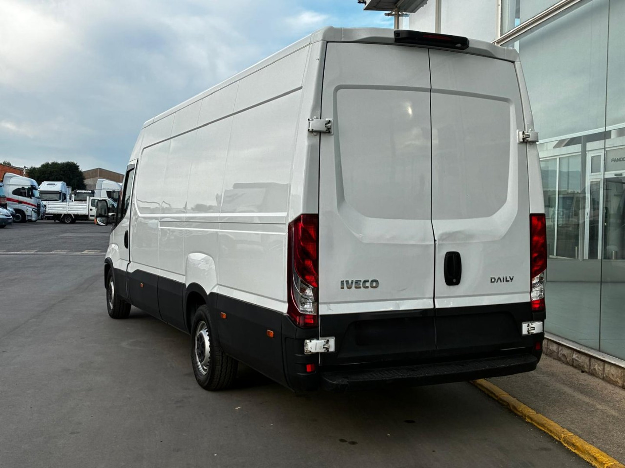 Furgón IVECO 35S14 V 16m3 - Цельнометаллический фургон: фото 4 Furgón IVECO 35S14 V 16m3 - Цельнометаллический фургон: фото 4