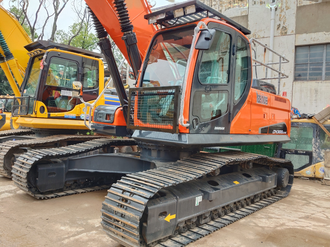 DOOSAN DX300LC-9C DX300LCA - Гусеничный экскаватор: фото 1 DOOSAN DX300LC-9C DX300LCA - Гусеничный экскаватор: фото 1