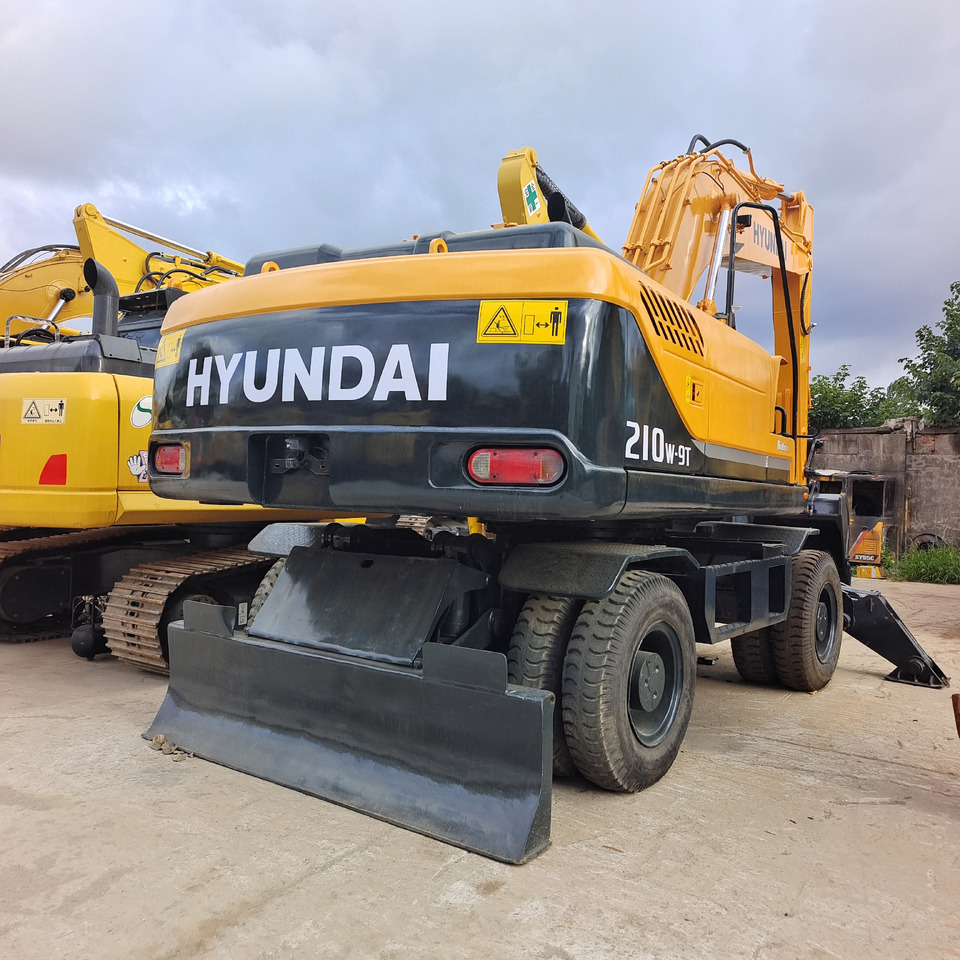 HYUNDAI 210W-9 - Колёсный экскаватор: фото 1 HYUNDAI 210W-9 - Колёсный экскаватор: фото 1