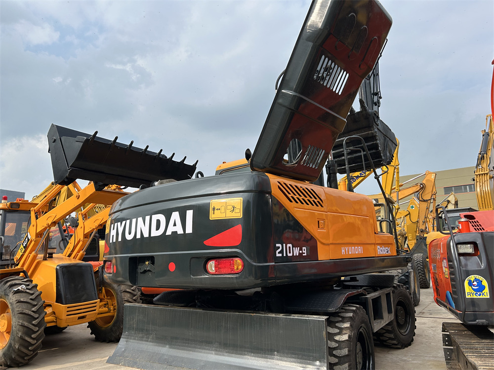 HYUNDAI 210W-9 - Колёсный экскаватор: фото 2 HYUNDAI 210W-9 - Колёсный экскаватор: фото 2