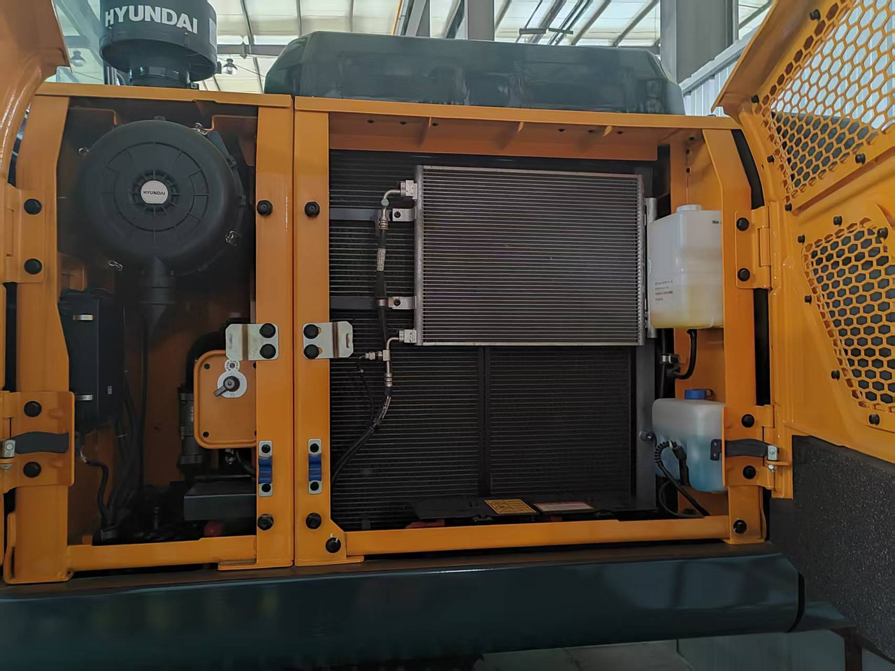 HYUNDAI HX200 HX220HD HX225HD 100% BRAND NEW - Гусеничный экскаватор: фото 4 HYUNDAI HX200 HX220HD HX225HD 100% BRAND NEW - Гусеничный экскаватор: фото 4