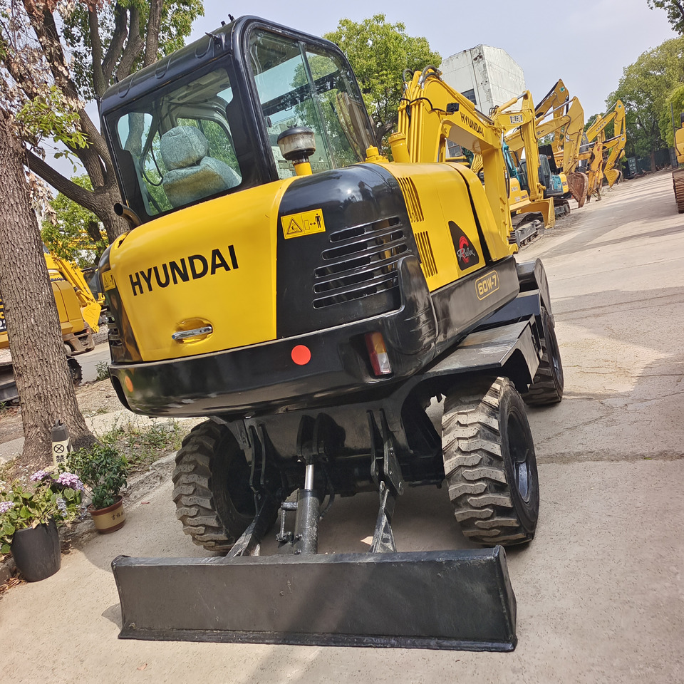 HYUNDAI R 60W - 7 - Колёсный экскаватор: фото 1 HYUNDAI R 60W - 7 - Колёсный экскаватор: фото 1