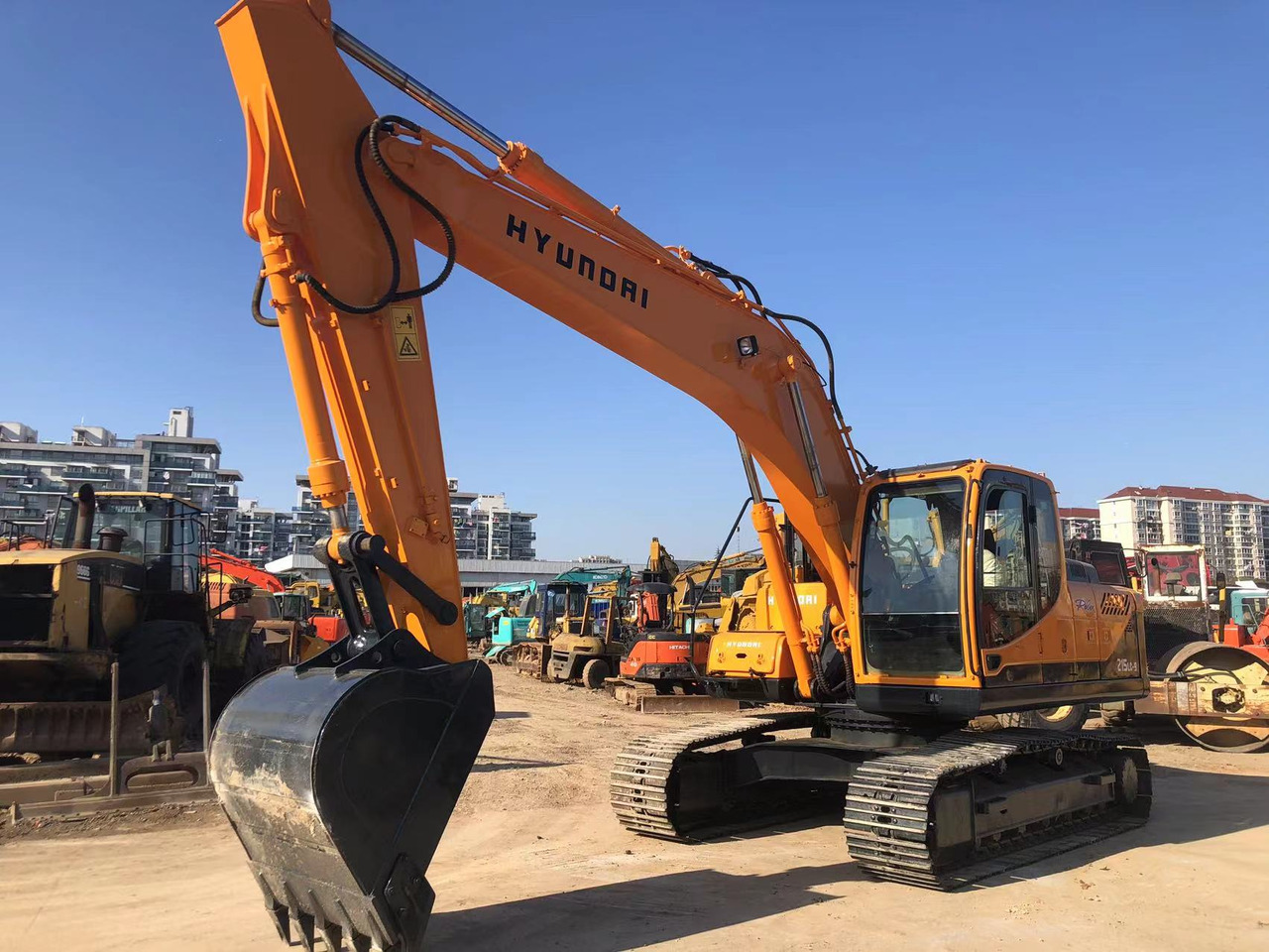 HYUNDAI R215-9 - Колёсный экскаватор: фото 1 HYUNDAI R215-9 - Колёсный экскаватор: фото 1