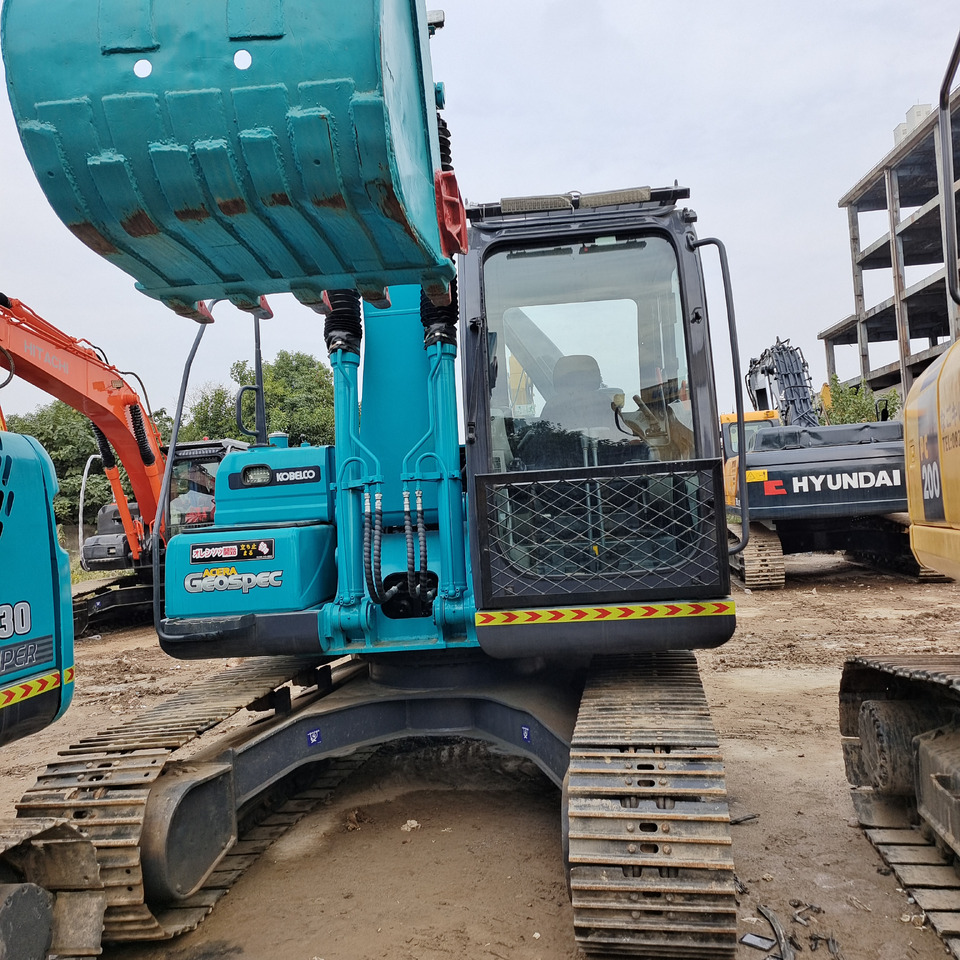 KOBELCO SK140 - Гусеничный экскаватор: фото 3 KOBELCO SK140 - Гусеничный экскаватор: фото 3