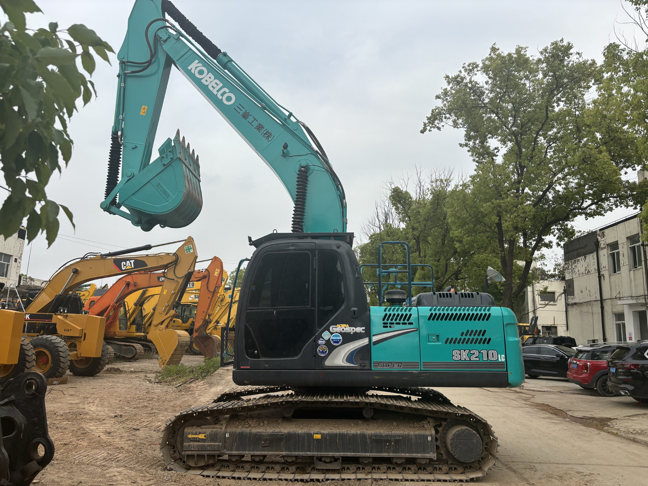 KOBELCO SK210LC - Гусеничный экскаватор: фото 1 KOBELCO SK210LC - Гусеничный экскаватор: фото 1