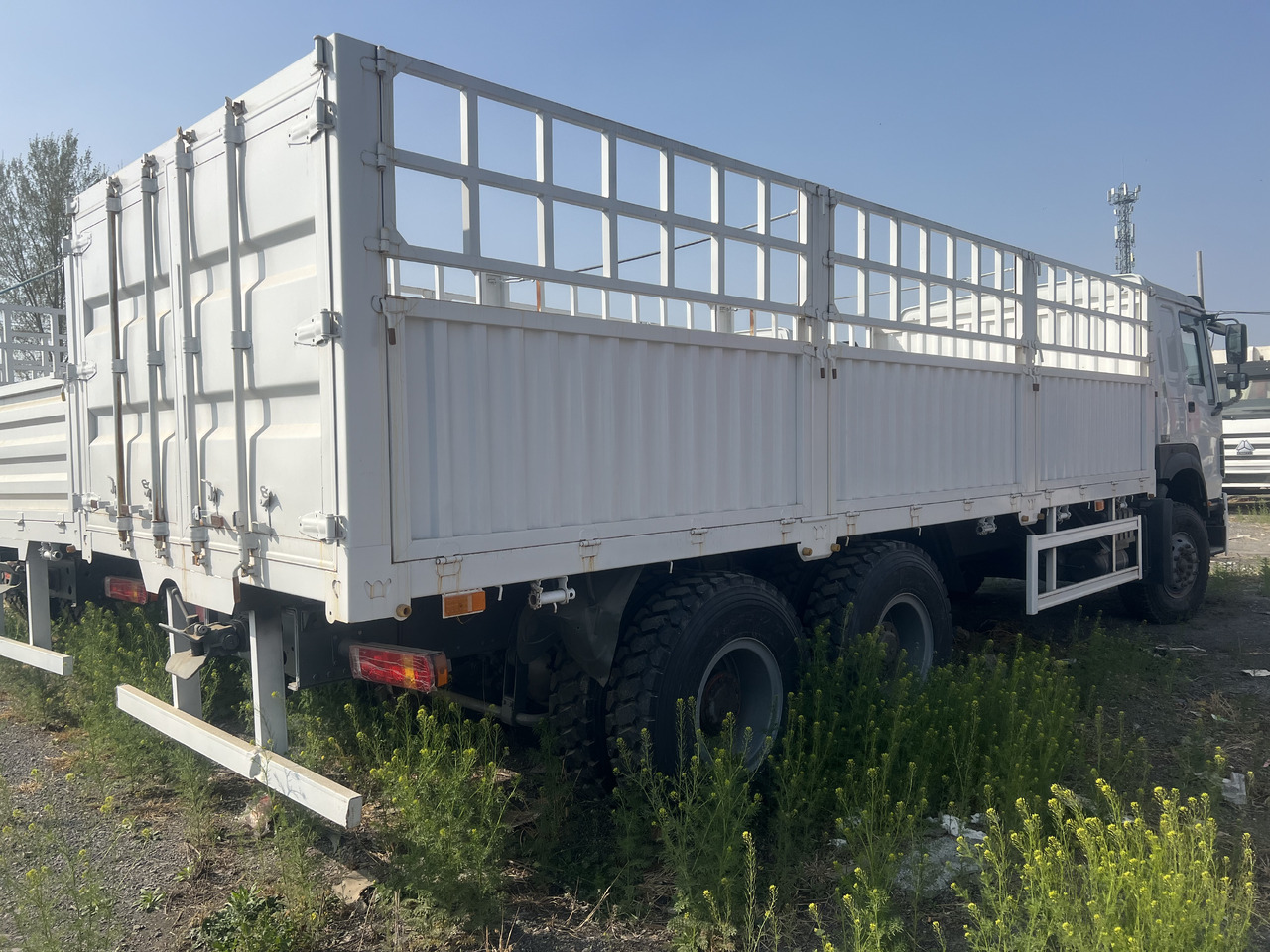 SINOTRUK HOWO 6*4 WITH FENCE - Самосвал: фото 5 SINOTRUK HOWO 6*4 WITH FENCE - Самосвал: фото 5