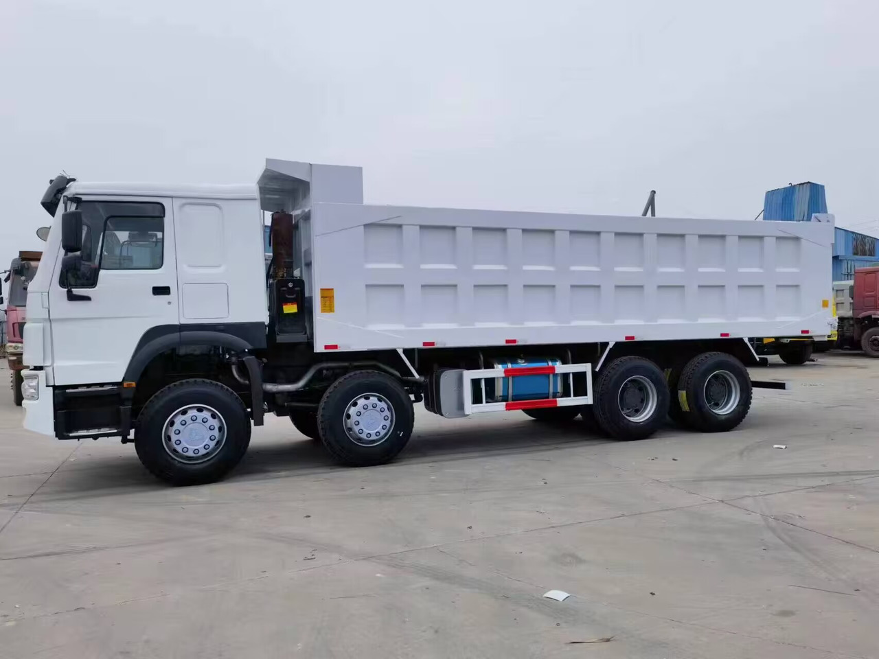 SINOTRUK HOWO 8*4 DUMP TRUCK - Самосвал: фото 5 SINOTRUK HOWO 8*4 DUMP TRUCK - Самосвал: фото 5