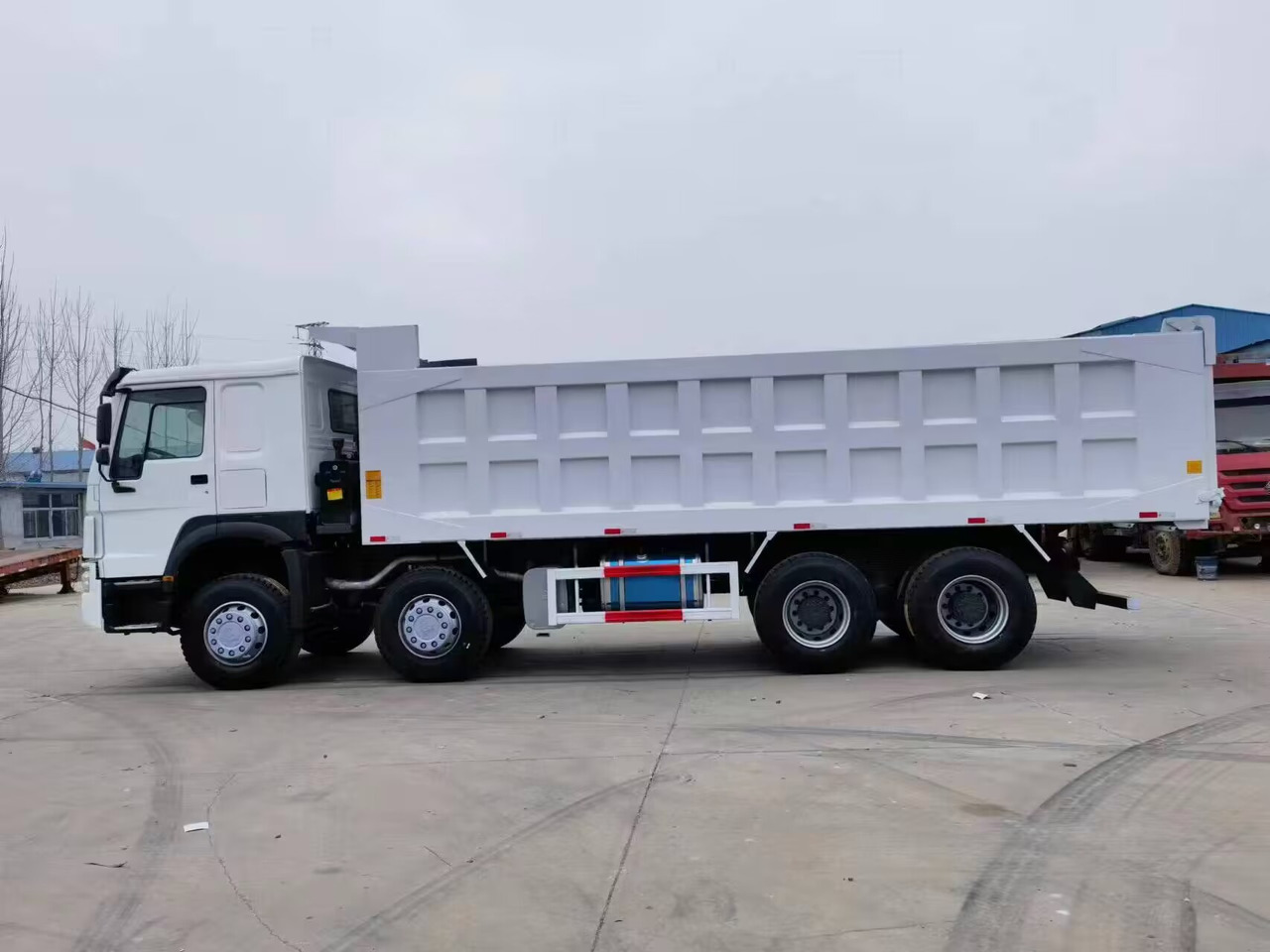 SINOTRUK HOWO 8*4 DUMP TRUCK - Самосвал: фото 2 SINOTRUK HOWO 8*4 DUMP TRUCK - Самосвал: фото 2