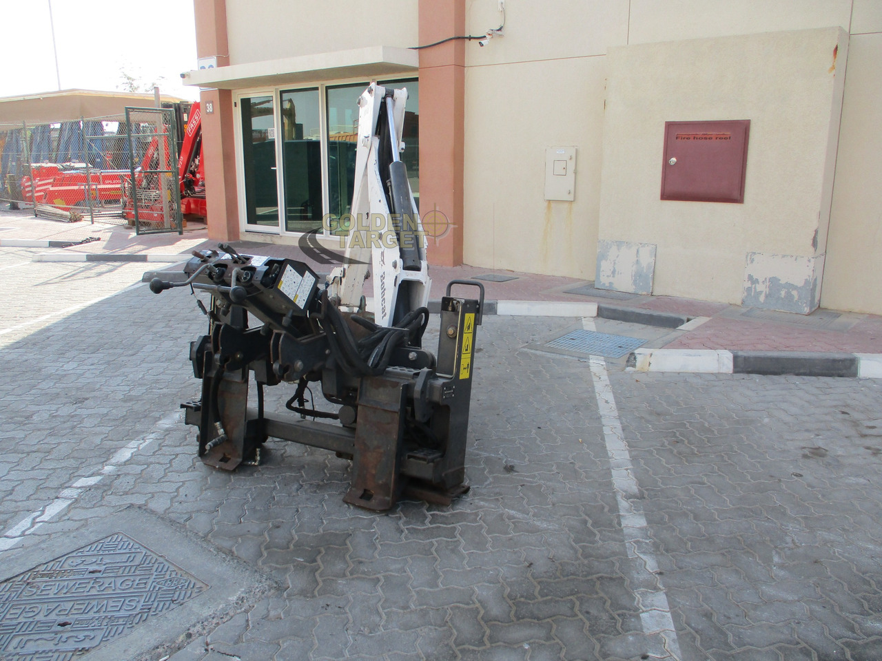 BOBCAT Skid Steer R30S Backhoe Attachment - Ковш для погрузчика для Мини-погрузчиков с бортовым поворотом: фото 4 BOBCAT Skid Steer R30S Backhoe Attachment - Ковш для погрузчика для Мини-погрузчиков с бортовым поворотом: фото 4