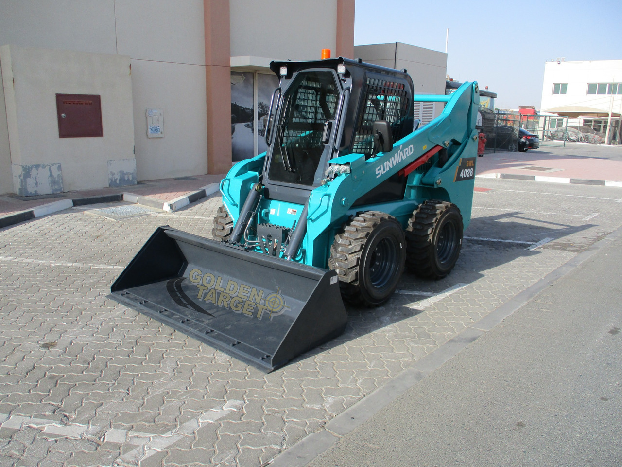 SUNWARD SWL4028 Skid Steer Loader - Мини-погрузчик с бортовым поворотом: фото 2 SUNWARD SWL4028 Skid Steer Loader - Мини-погрузчик с бортовым поворотом: фото 2