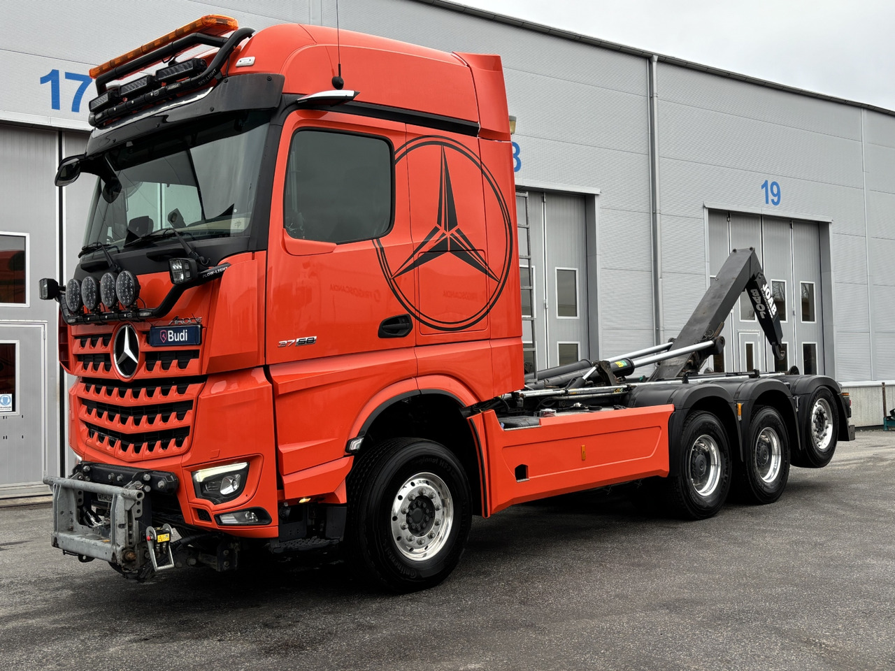 Tridemväxlare Mercedes-Benz Arocs 3758 -2023 | JOAB L24 | Plogutrustad - Крюковой мультилифт: фото 1 Tridemväxlare Mercedes-Benz Arocs 3758 -2023 | JOAB L24 | Plogutrustad - Крюковой мультилифт: фото 1