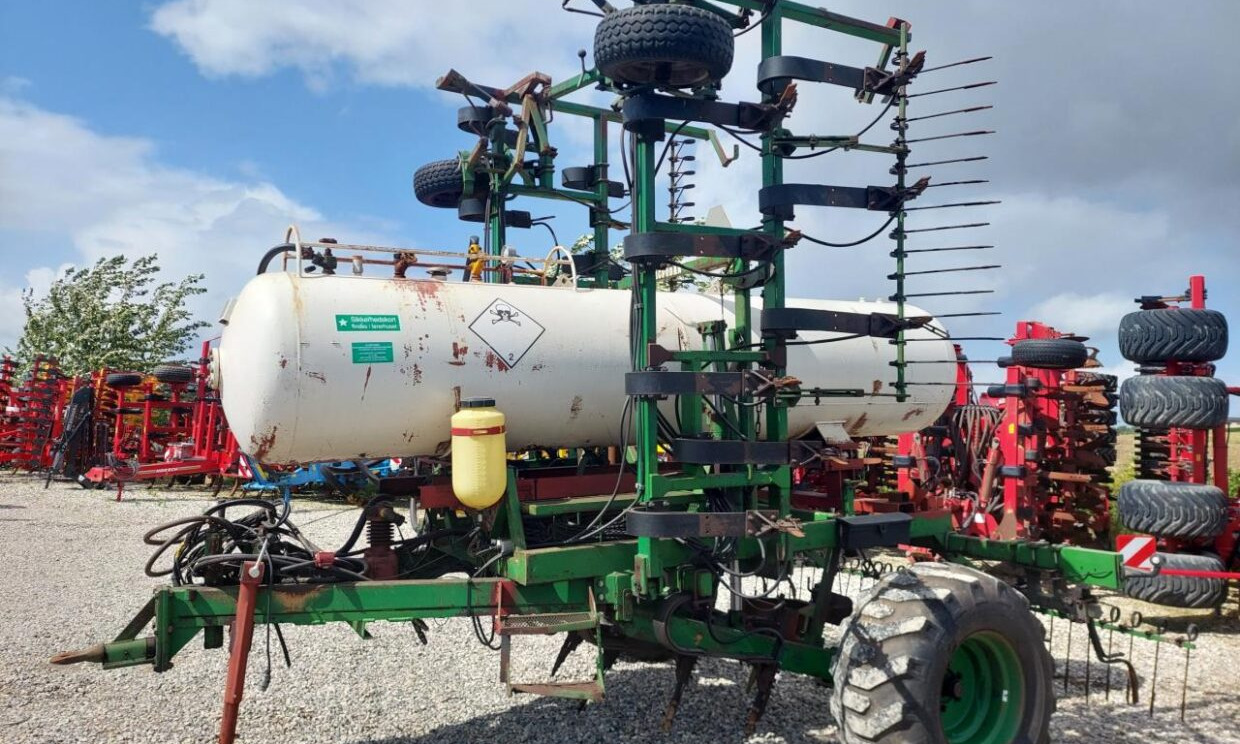 Техника для внесения удобрений Agrodan Nedfælder 25 tands m/tank: фото 1