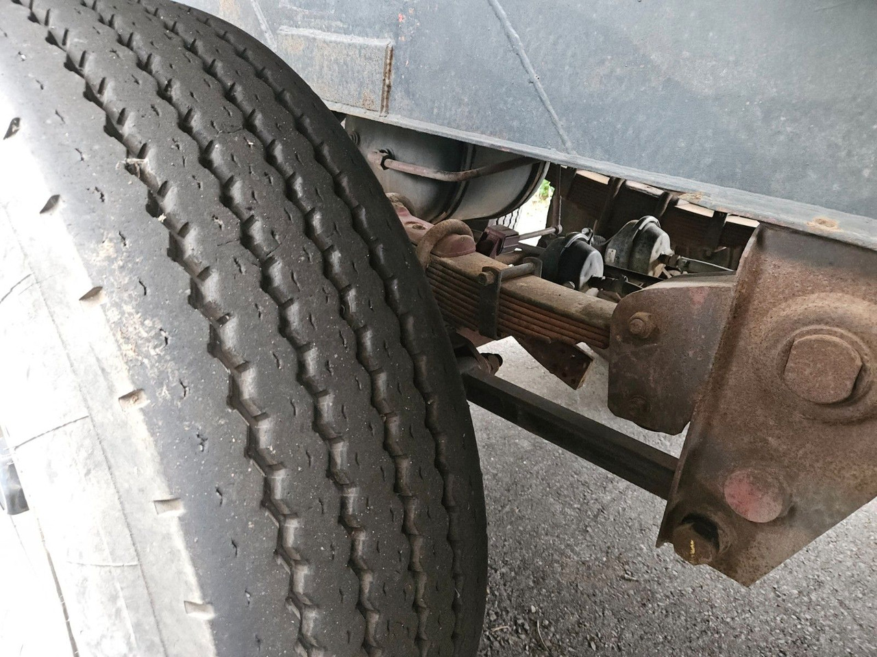 Kässbohrer Silo Güllefaß 33m³ Blattfederung - Полуприцеп цистерна для сыпучих грузов: фото 4 Kässbohrer Silo Güllefaß 33m³ Blattfederung - Полуприцеп цистерна для сыпучих грузов: фото 4