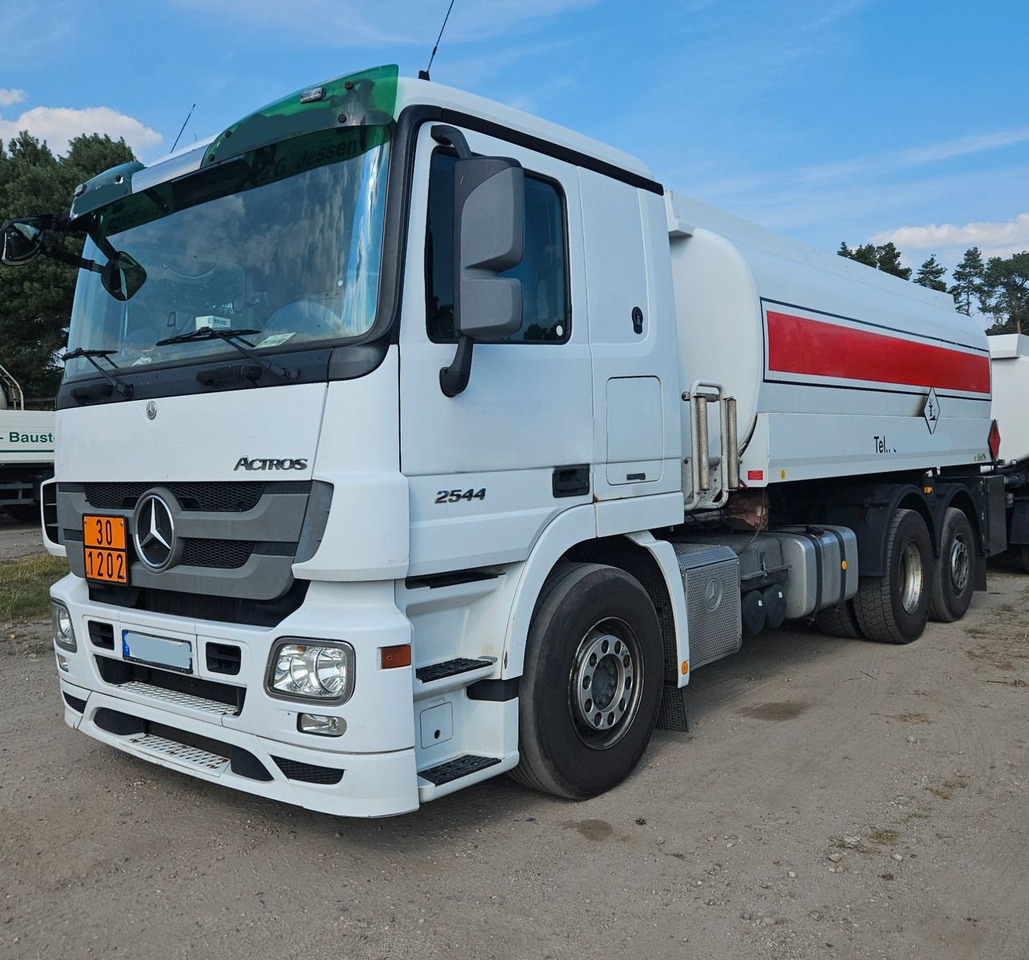 Mercedes-Benz Actros 2544 6x2 Tankwagen - Грузовик-цистерна: фото 1 Mercedes-Benz Actros 2544 6x2 Tankwagen - Грузовик-цистерна: фото 1