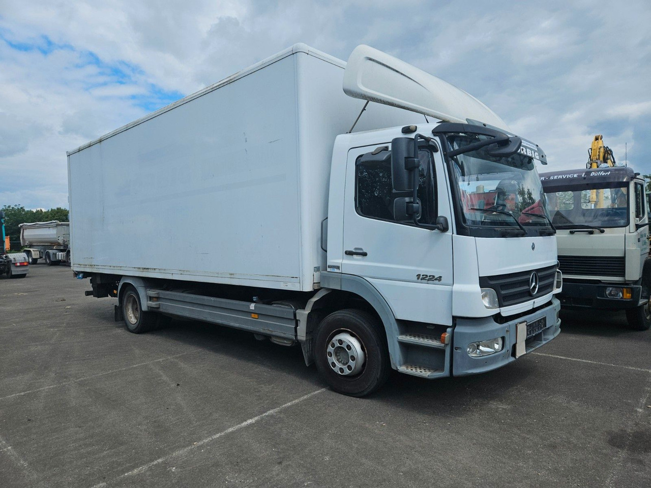 Mercedes-Benz Atego 1224 mit Ladebordwand - Грузовик с закрытым кузовом: фото 1 Mercedes-Benz Atego 1224 mit Ladebordwand - Грузовик с закрытым кузовом: фото 1