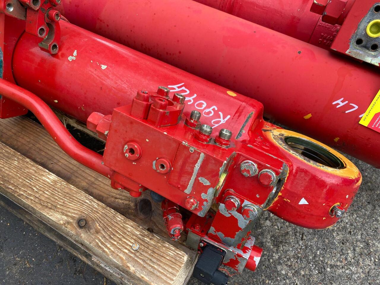 Liebherr R 904 LIT - Гидравлический цилиндр для Строительной техники: фото 2 Liebherr R 904 LIT - Гидравлический цилиндр для Строительной техники: фото 2