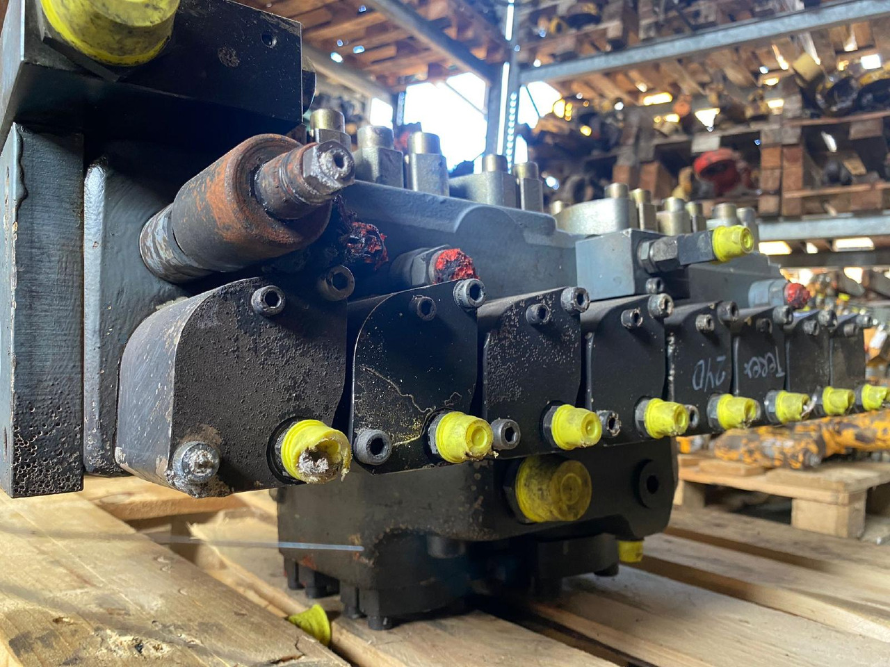 Terex TC 240 LC - Гидравлический клапан для Строительной техники: фото 2 Terex TC 240 LC - Гидравлический клапан для Строительной техники: фото 2